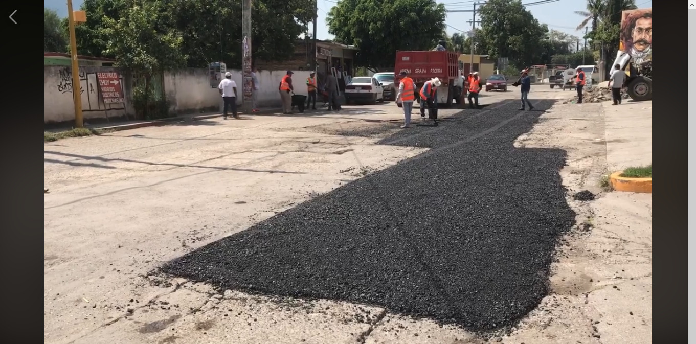 SE REALIZARON LABORES DE BACHEO EN ALGUNAS VIALIDADES DEL MUNICIPIO.